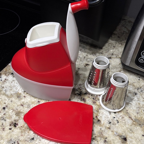 Tupperware's cheese mill - Picture 3 of 7